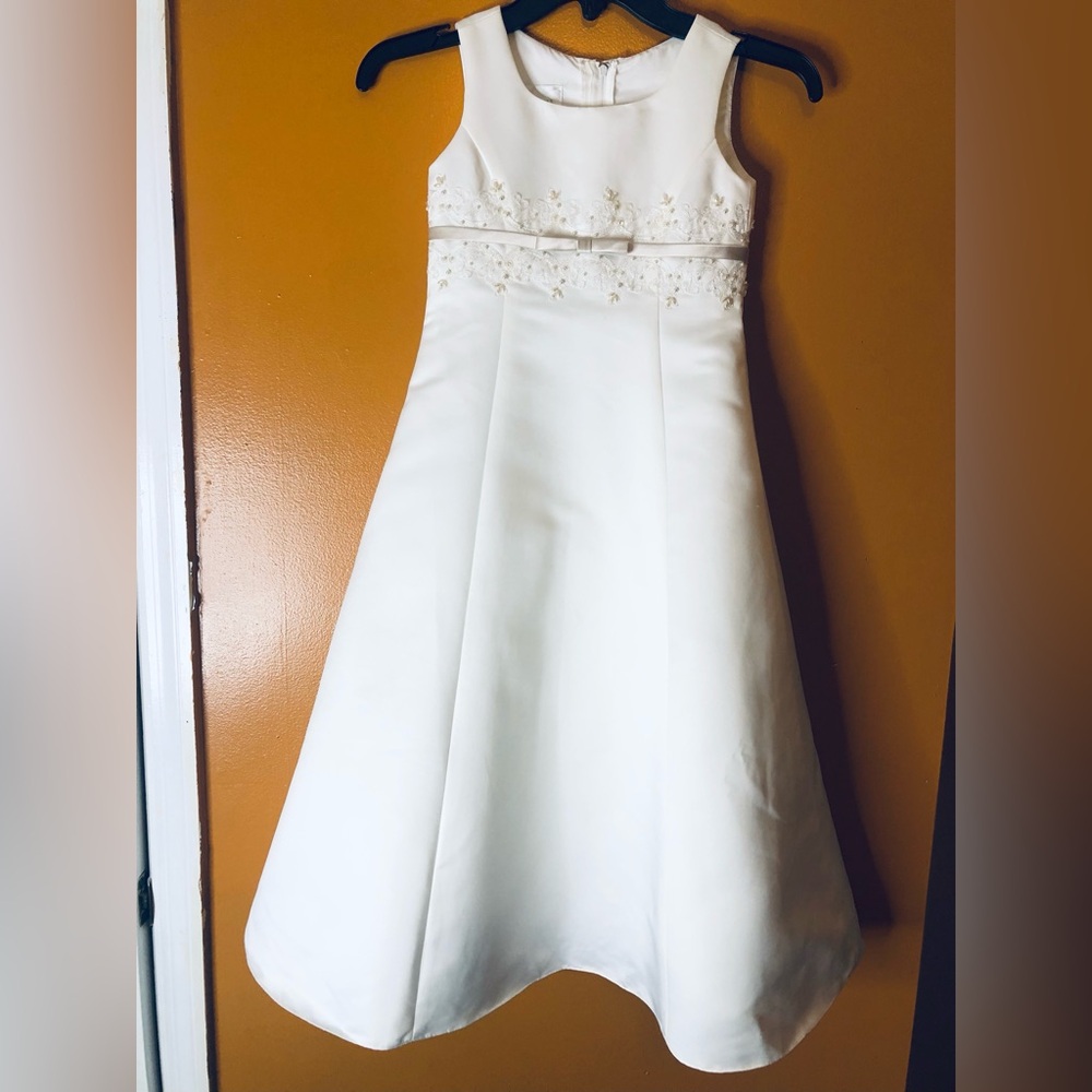 David’s Bridal Pearl Embellished Bodice A-Line Flower Girl Dress. Size 5